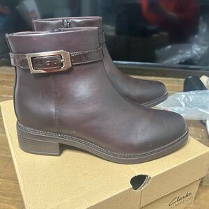 Clarks Women's Torhill Maple Chelsea Boot, Black Leather size 8